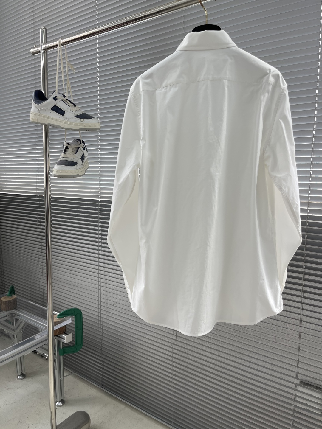 -Loro Piana 26SS新款衬衫这款衬衣采用100%纯棉面料制作而成，珍珠贝壳纽扣开合，袖口设有