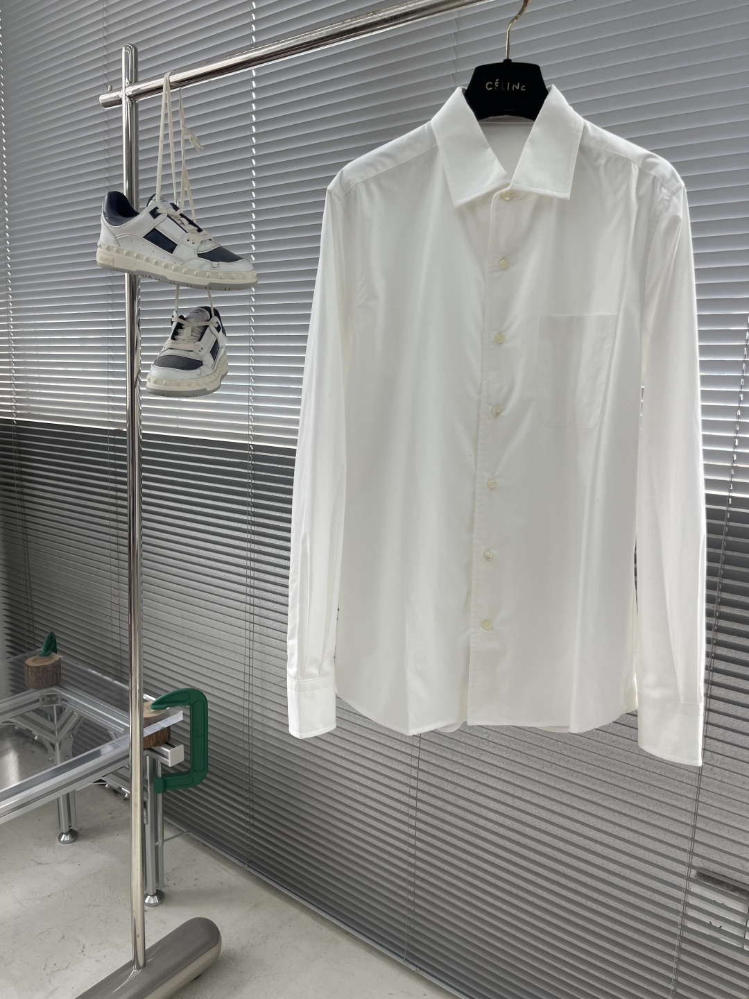 -Loro Piana 26SS新款衬衫这款衬衣采用100%纯棉面料制作而成，珍珠贝壳纽扣开合，袖口设有