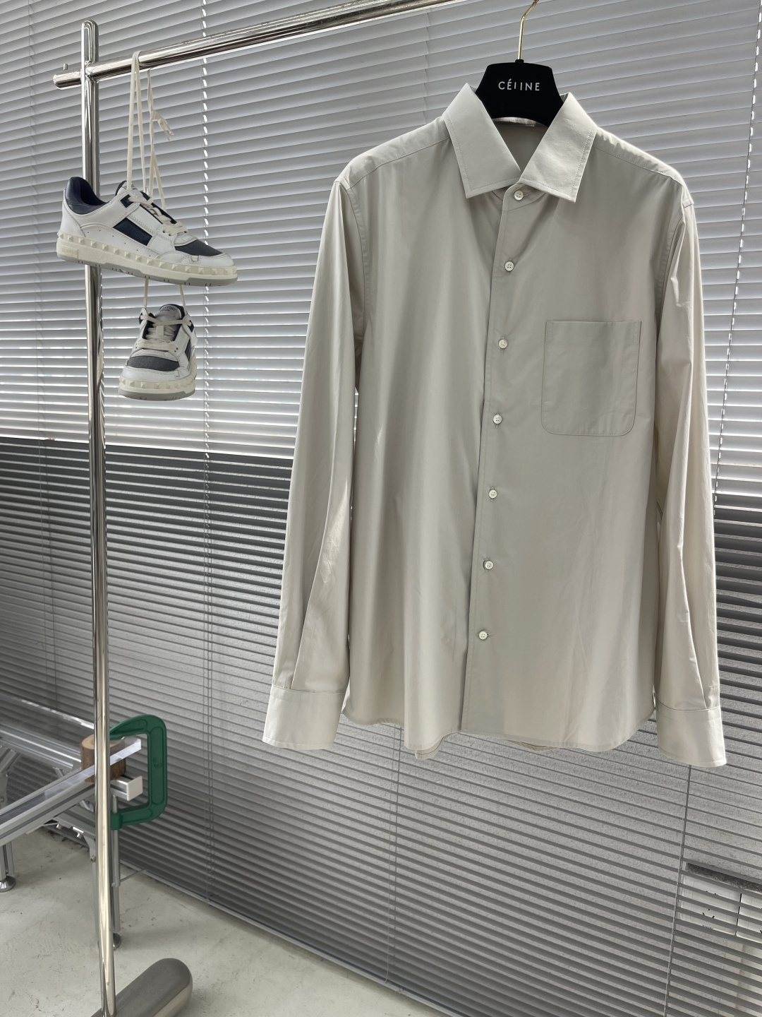 -Loro Piana 26SS新款衬衫这款衬衣采用100%纯棉面料制作而成，珍珠贝壳纽扣开合，袖口设有
