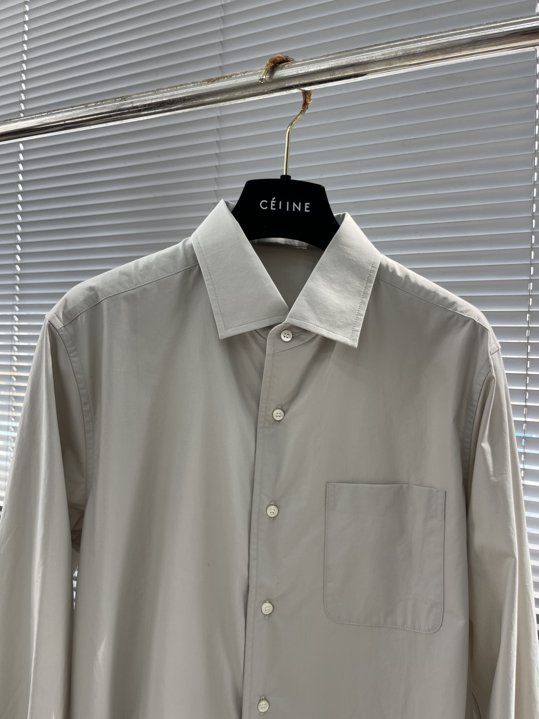 -Loro Piana 26SS新款衬衫这款衬衣采用100%纯棉面料制作而成，珍珠贝壳纽扣开合，袖口设有