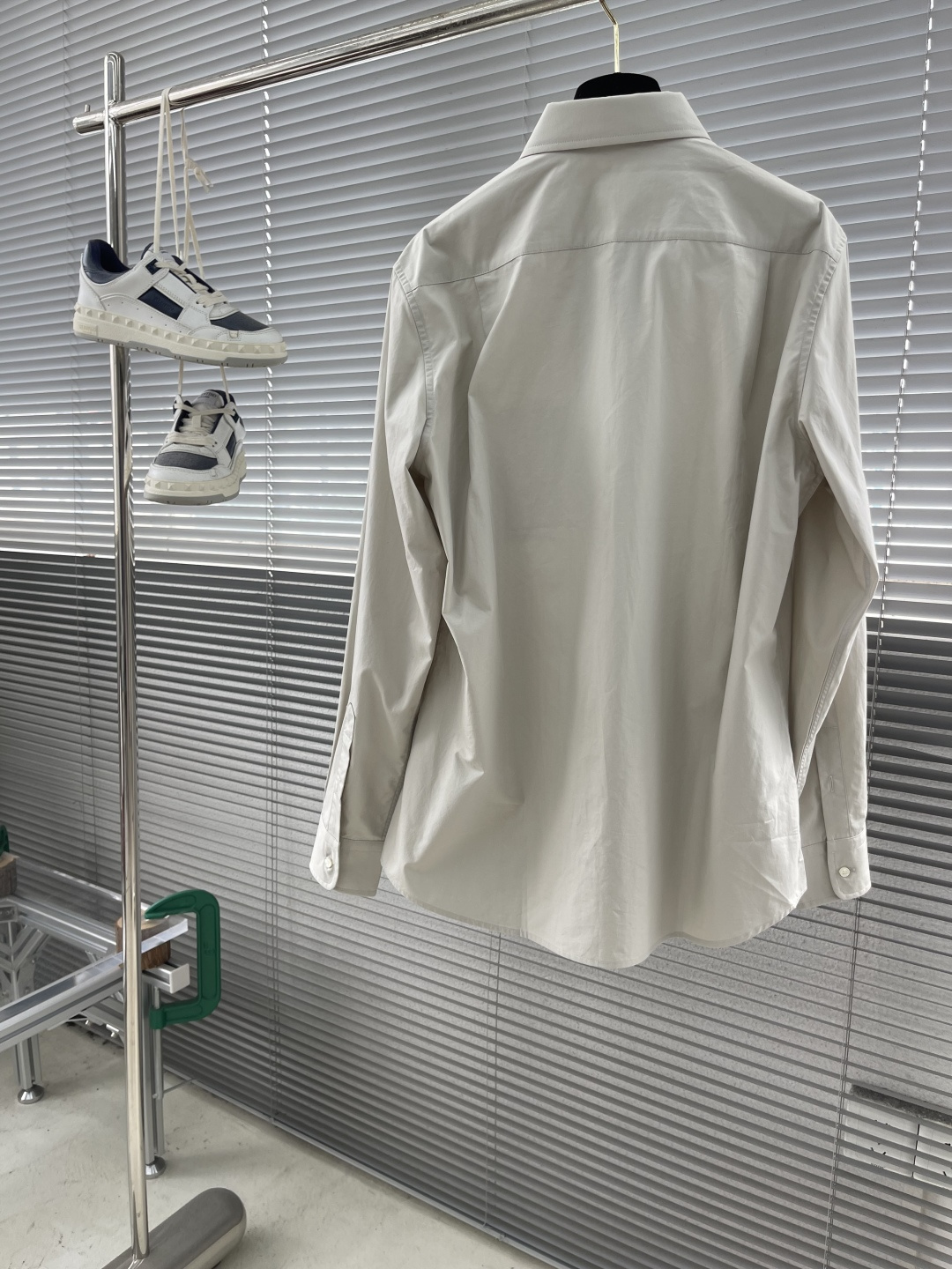-Loro Piana 26SS新款衬衫这款衬衣采用100%纯棉面料制作而成，珍珠贝壳纽扣开合，袖口设有