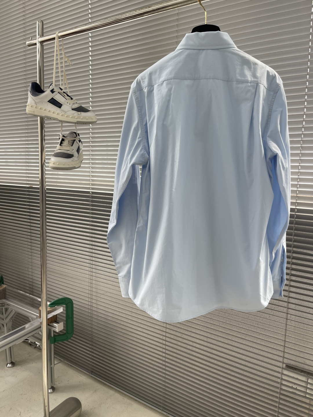 -Loro Piana 26SS新款衬衫这款衬衣采用100%纯棉面料制作而成，珍珠贝壳纽扣开合，袖口设有