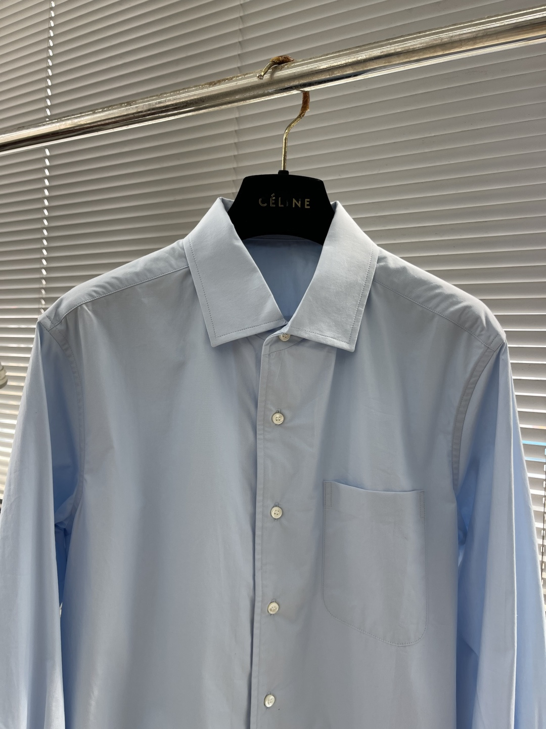 -Loro Piana 26SS新款衬衫这款衬衣采用100%纯棉面料制作而成，珍珠贝壳纽扣开合，袖口设有