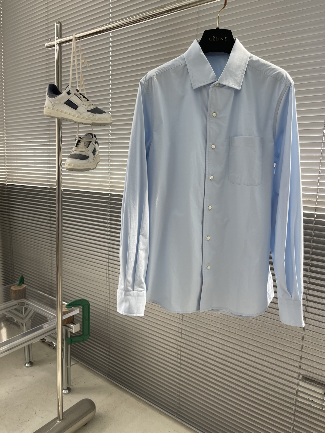 -Loro Piana 26SS新款衬衫这款衬衣采用100%纯棉面料制作而成，珍珠贝壳纽扣开合，袖口设有
