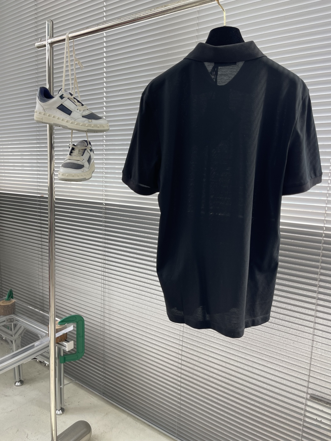-PRAD 三角徽标装饰棉质Polo衫这款棉质Polo衫呈现充满运动活力的休闲造型，勾勒出经典条。短袖设