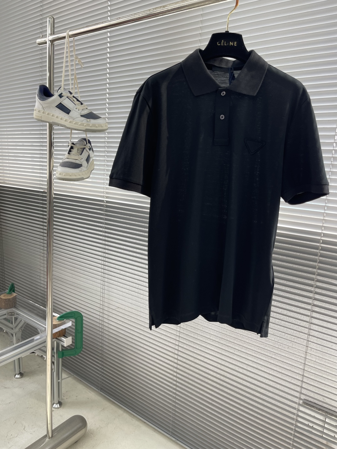 -PRAD 三角徽标装饰棉质Polo衫这款棉质Polo衫呈现充满运动活力的休闲造型，勾勒出经典条。短袖设
