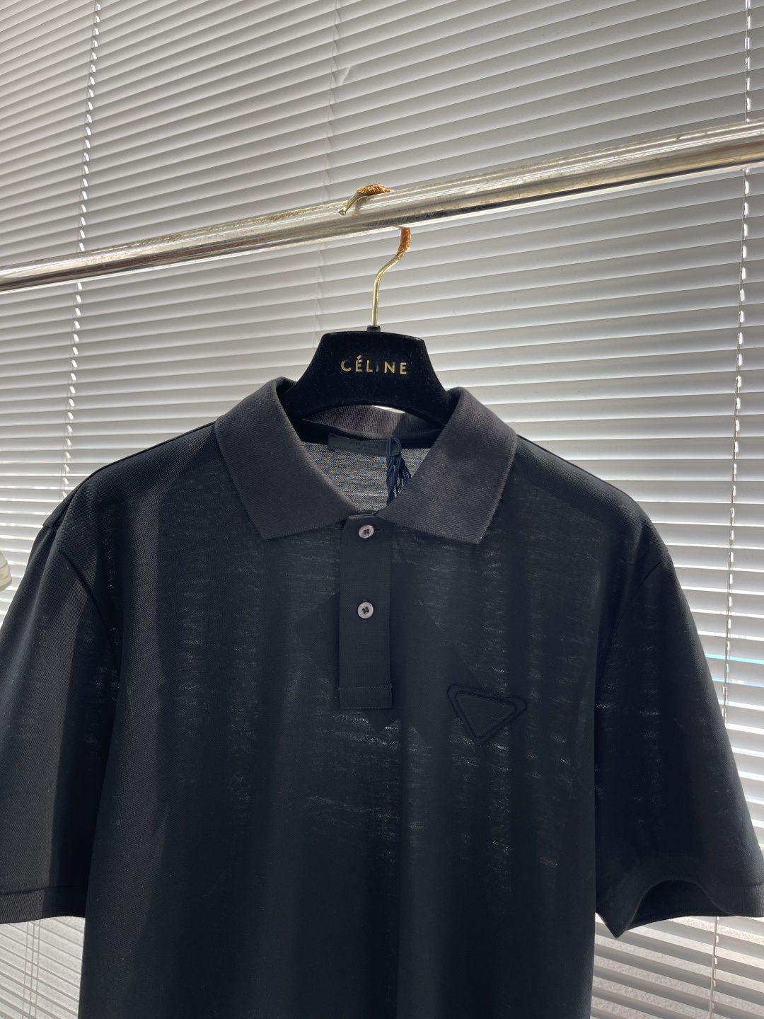 -PRAD 三角徽标装饰棉质Polo衫这款棉质Polo衫呈现充满运动活力的休闲造型，勾勒出经典条。短袖设