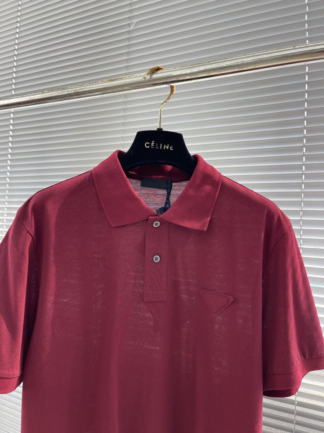 -PRAD 三角徽标装饰棉质Polo衫这款棉质Polo衫呈现充满运动活力的休闲造型，勾勒出经典条。短袖设