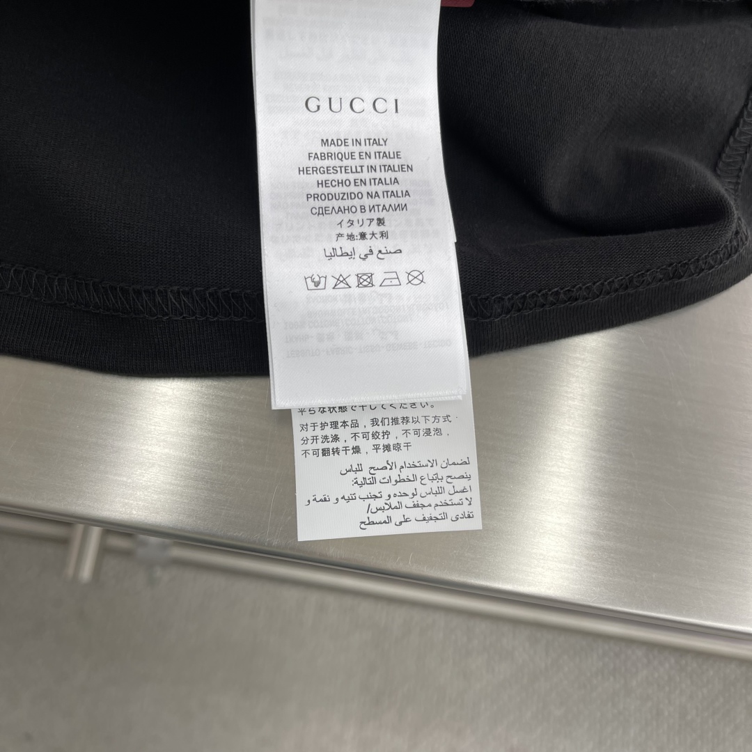 

-GUCC   2025SS春夏新品时尚绣花短TEE，胸前GG字母刺绣，辨识度极高，客供高支纯棉打造