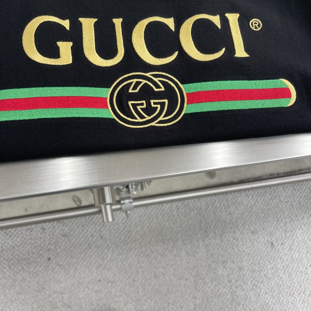 

-GUCC   2025SS春夏新品时尚绣花短TEE，胸前GG字母刺绣，辨识度极高，客供高支纯棉打造