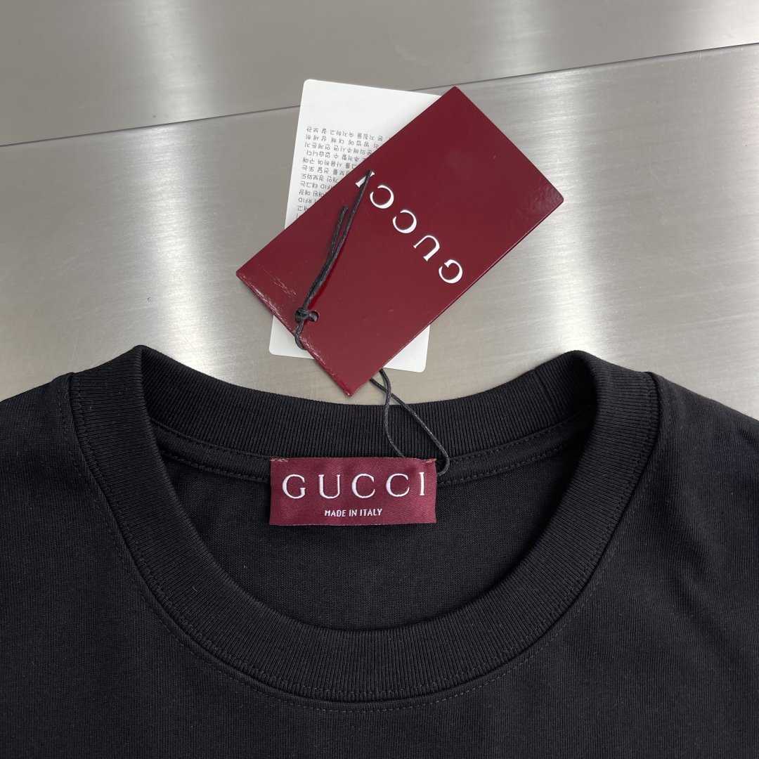 

-GUCC   2025SS春夏新品时尚绣花短TEE，胸前GG字母刺绣，辨识度极高，客供高支纯棉打造