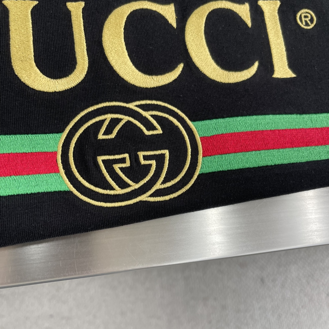 

-GUCC   2025SS春夏新品时尚绣花短TEE，胸前GG字母刺绣，辨识度极高，客供高支纯棉打造