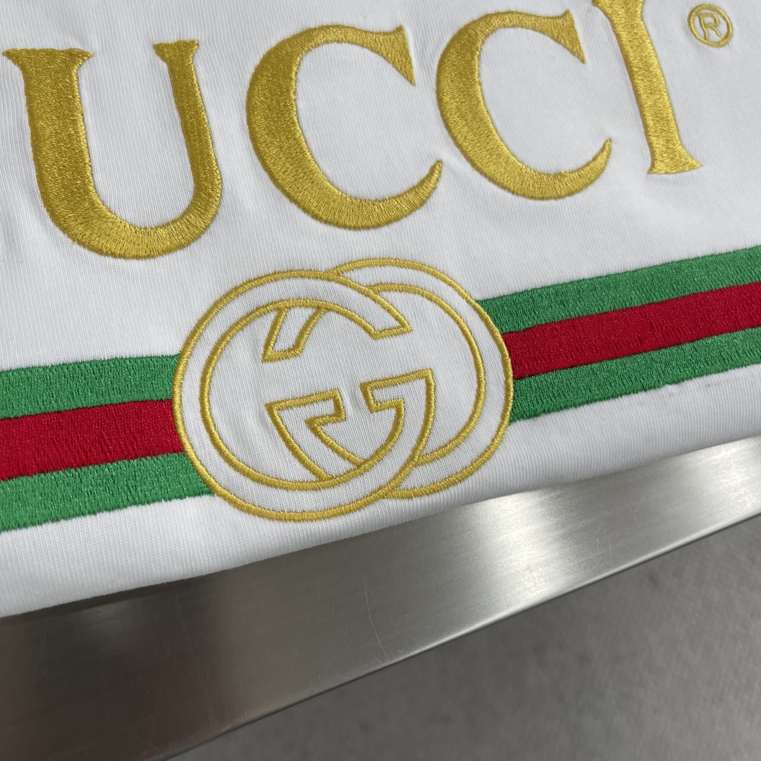

-GUCC   2025SS春夏新品时尚绣花短TEE，胸前GG字母刺绣，辨识度极高，客供高支纯棉打造