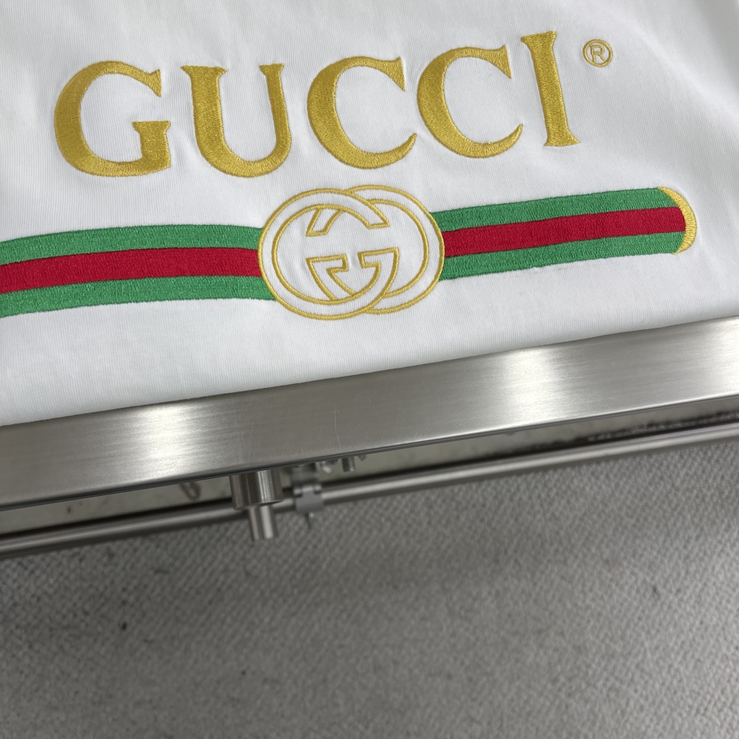 

-GUCC   2025SS春夏新品时尚绣花短TEE，胸前GG字母刺绣，辨识度极高，客供高支纯棉打造