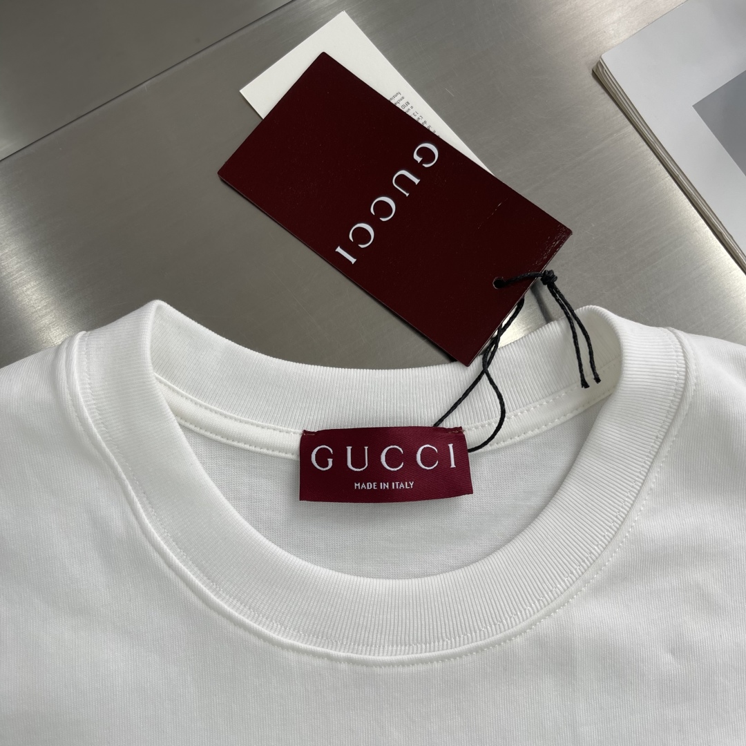 

-GUCC   2025SS春夏新品时尚绣花短TEE，胸前GG字母刺绣，辨识度极高，客供高支纯棉打造