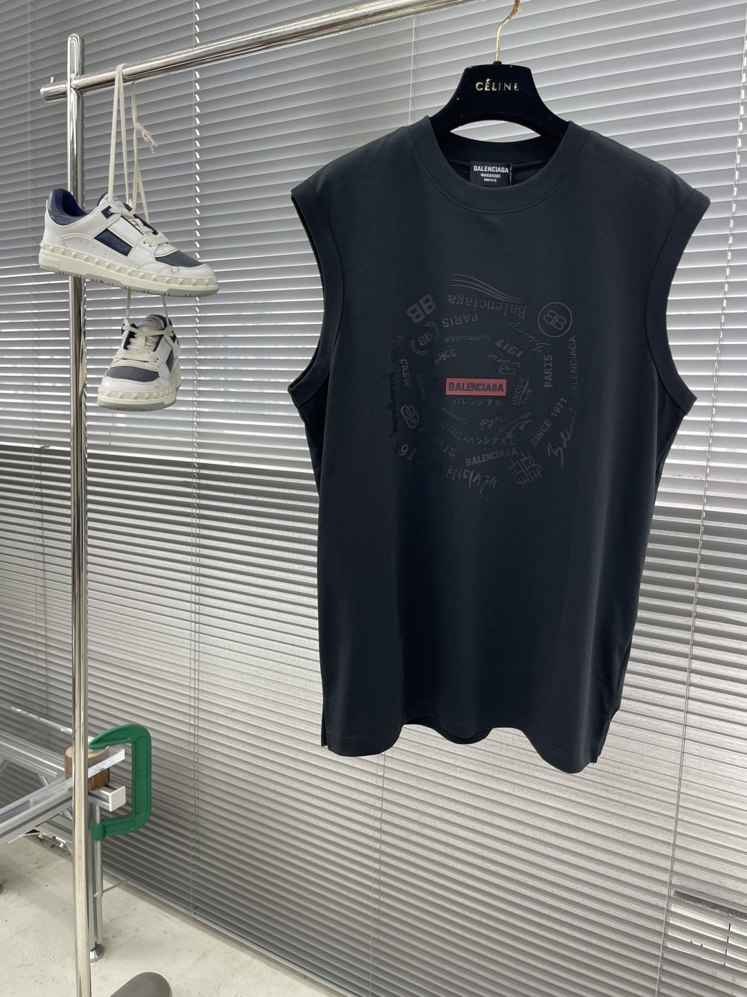 NO:443998,-Balenciag logo short-sleeved T-shirt with 280 grams of Xinjiang cotton ice-sensing Solona fabric, processed by Solona technology, it can bring a cool touch when worn in summer, and wash clothes. Those who like high-end versions can choose the first choice. The three-dimensional and stylish OS tailoring of the ready-to-wear logo is full of flesh-covering. The printing process thick version has a large logo pattern. The thick version has a clear layering effect and a strong three-dimensional feeling, adding a unique beauty to the clothing. Whether it is worn alone or as an inner wear, it can be easily controlled and shows a casual and free and easy attitude. Same model for men and women. Size S-XL,,balenciaga,T-shirt,tees,t-shirt,alexander wang19860909-Balenciag标识大logo短袖T恤 采用280克新疆棉冰感索罗娜面料,通过索罗娜科技处理 在夏季穿着时能带来冰凉的触感,成衣普洗 喜欢高版本的可以首选 成衣立体有型OS剪裁 遮肉拉垮感满满 印花工艺厚版标识大logo图案,厚版效果层次分明、立体感极强,为服饰增添独特美感. 无论是单穿还是作为内搭,都能轻松驾驭,展现随性洒脱态度. 男女同款 码数S-XL,,balenciaga,T-shirt,tees，t-shirt,alexander wang,Men's clothing