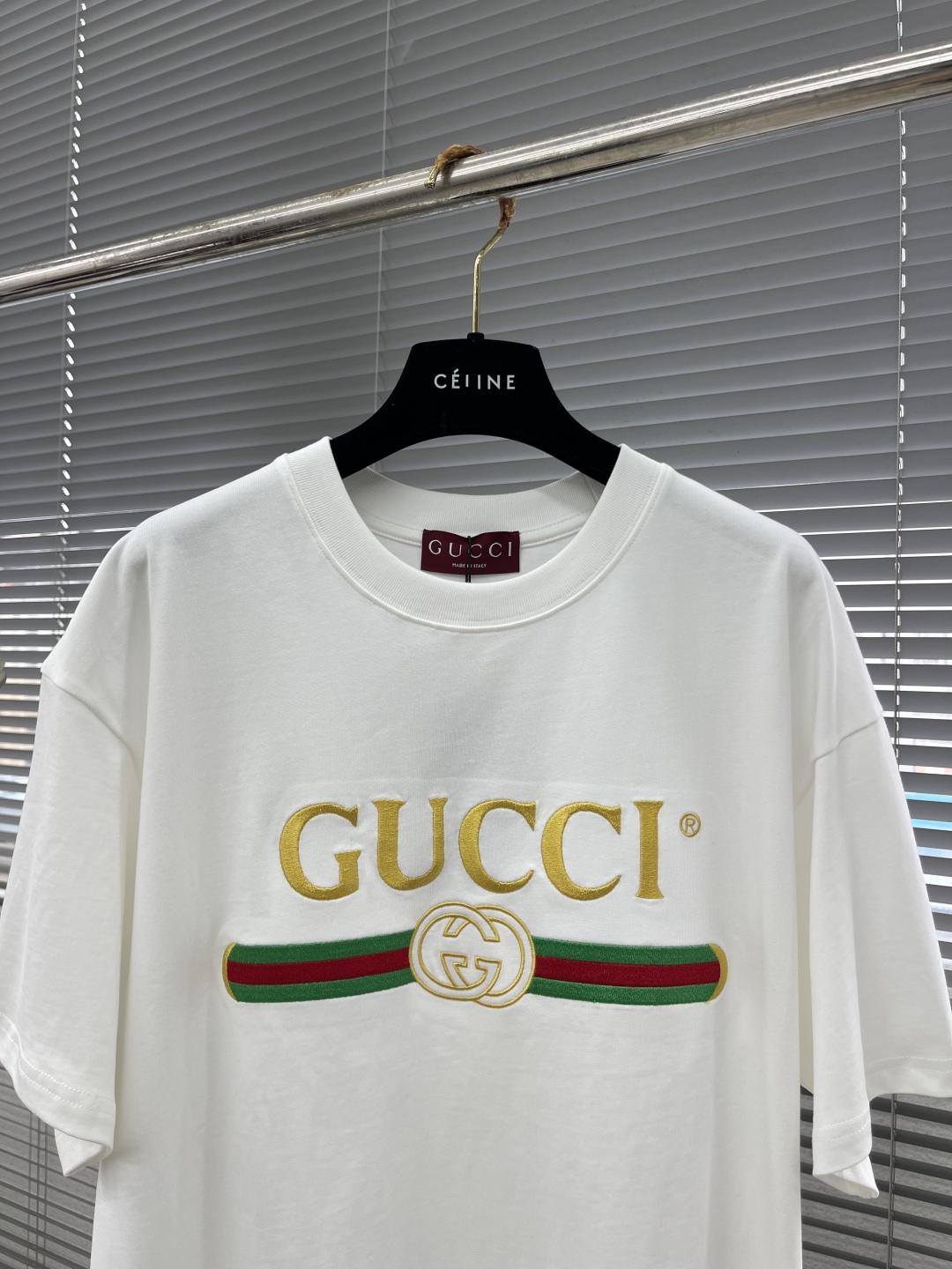 

-GUCC   2025SS春夏新品时尚绣花短TEE，胸前GG字母刺绣，辨识度极高，客供高支纯棉打造