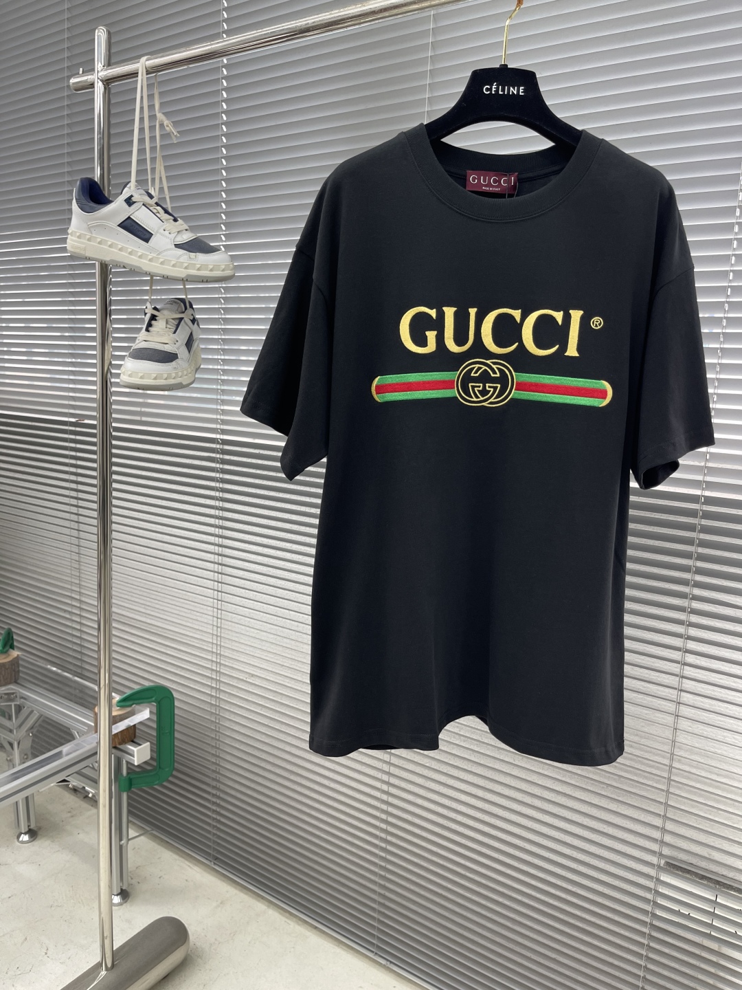 

-GUCC   2025SS春夏新品时尚绣花短TEE，胸前GG字母刺绣，辨识度极高，客供高支纯棉打造