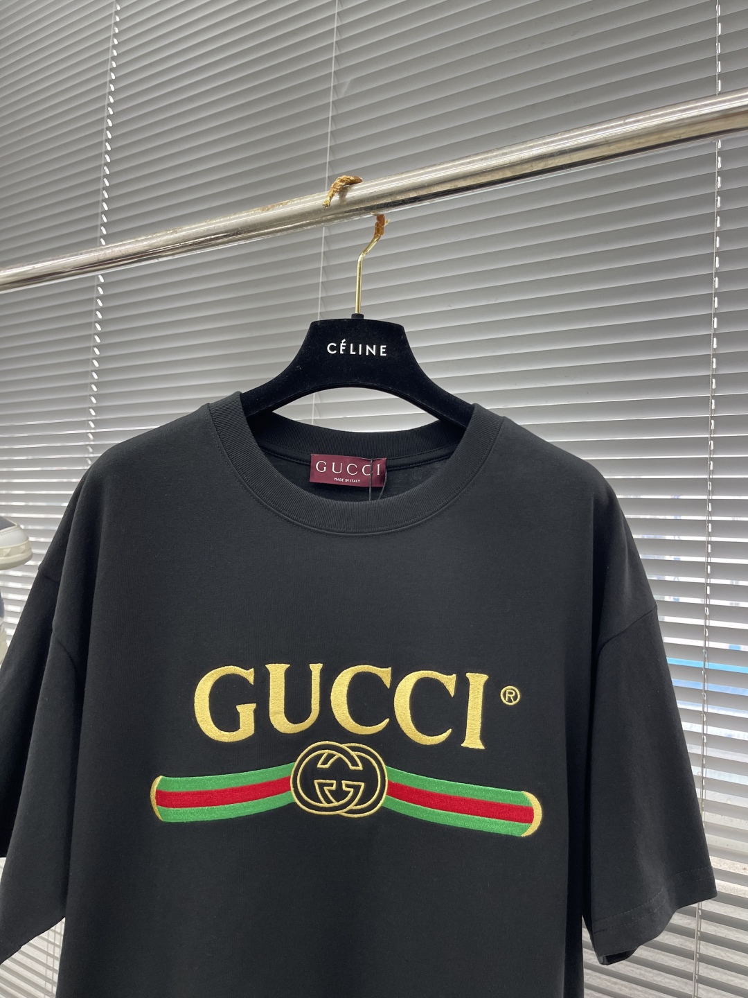 

-GUCC   2025SS春夏新品时尚绣花短TEE，胸前GG字母刺绣，辨识度极高，客供高支纯棉打造