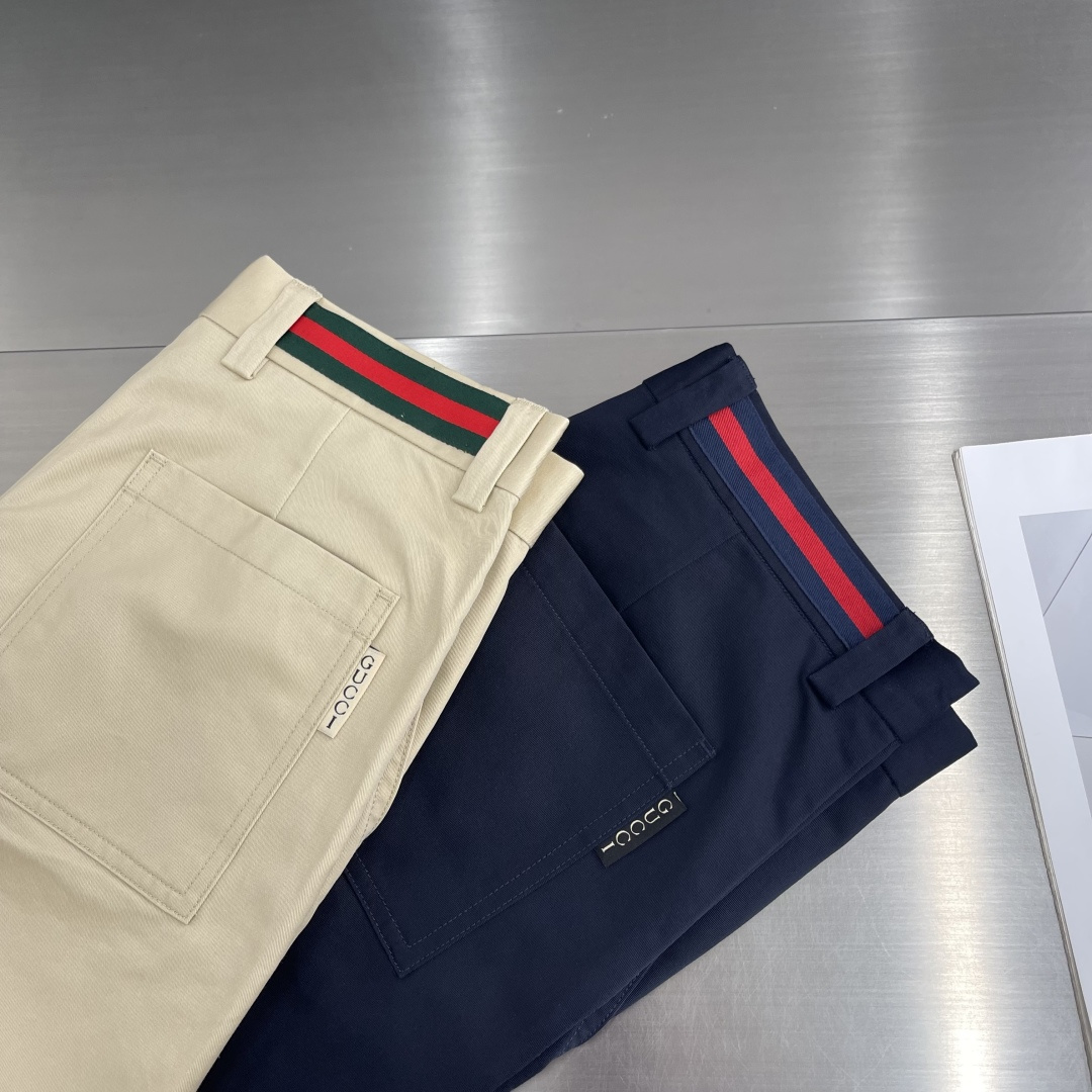 -GUCC 饰织带双层斜纹棉短裤这款单品出自Gucc Lido系列，设计灵感源自意大利海岸的夏日风情和海
