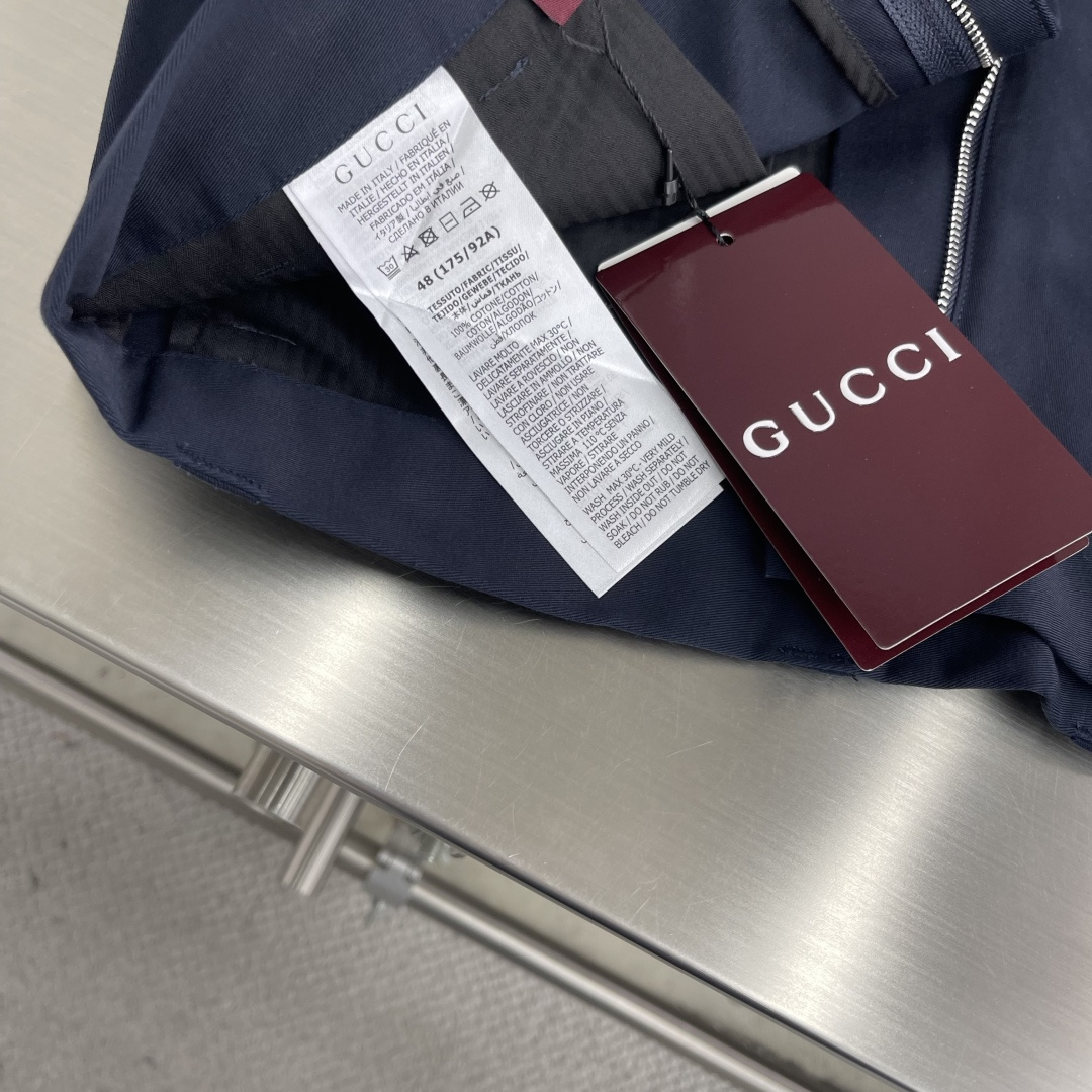 -GUCC 饰织带双层斜纹棉短裤这款单品出自Gucc Lido系列，设计灵感源自意大利海岸的夏日风情和海