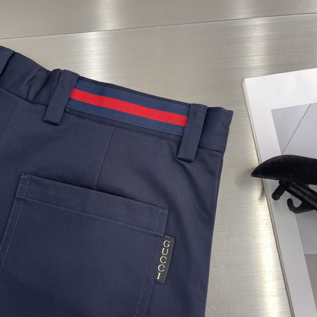 -GUCC 饰织带双层斜纹棉短裤这款单品出自Gucc Lido系列，设计灵感源自意大利海岸的夏日风情和海