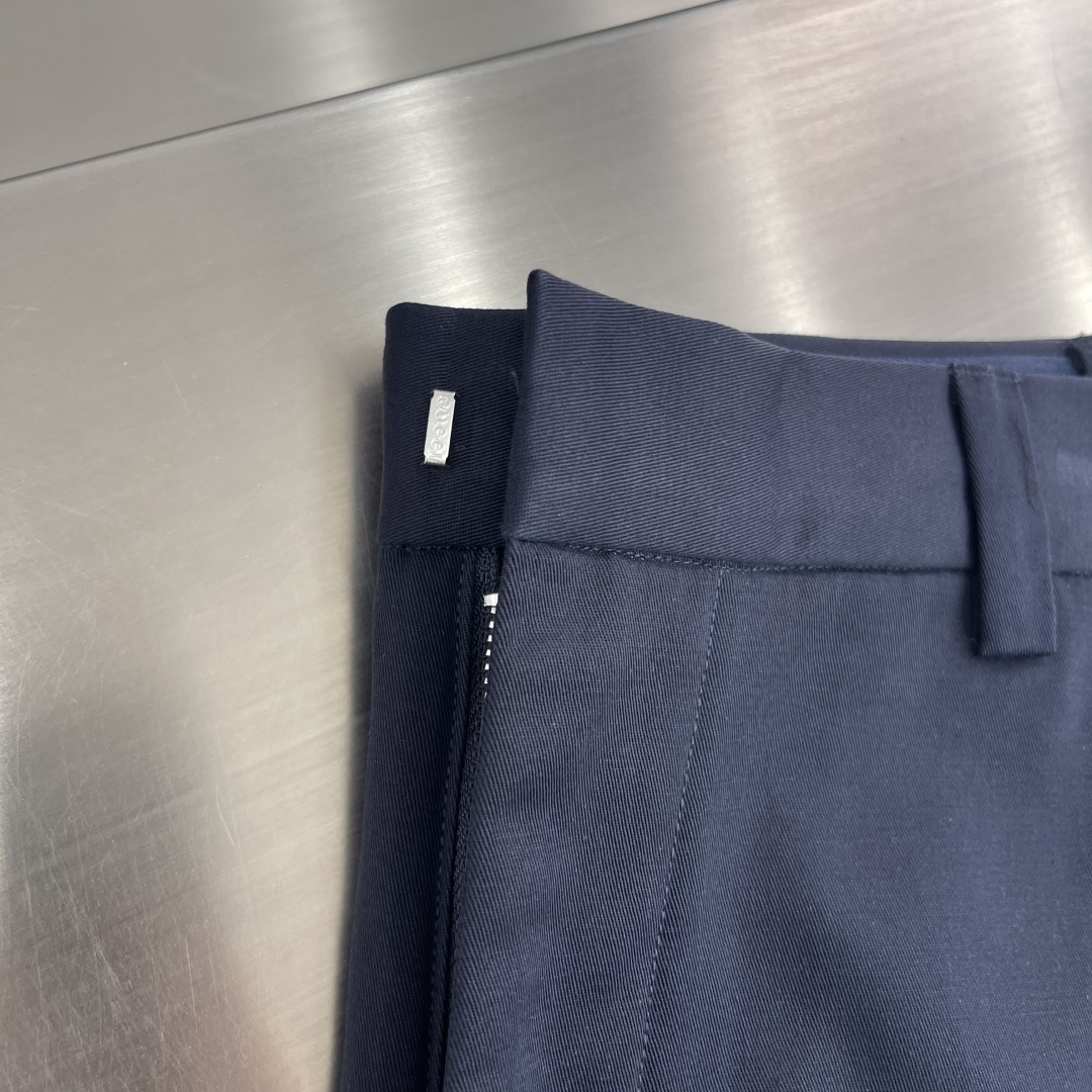 -GUCC 饰织带双层斜纹棉短裤这款单品出自Gucc Lido系列，设计灵感源自意大利海岸的夏日风情和海