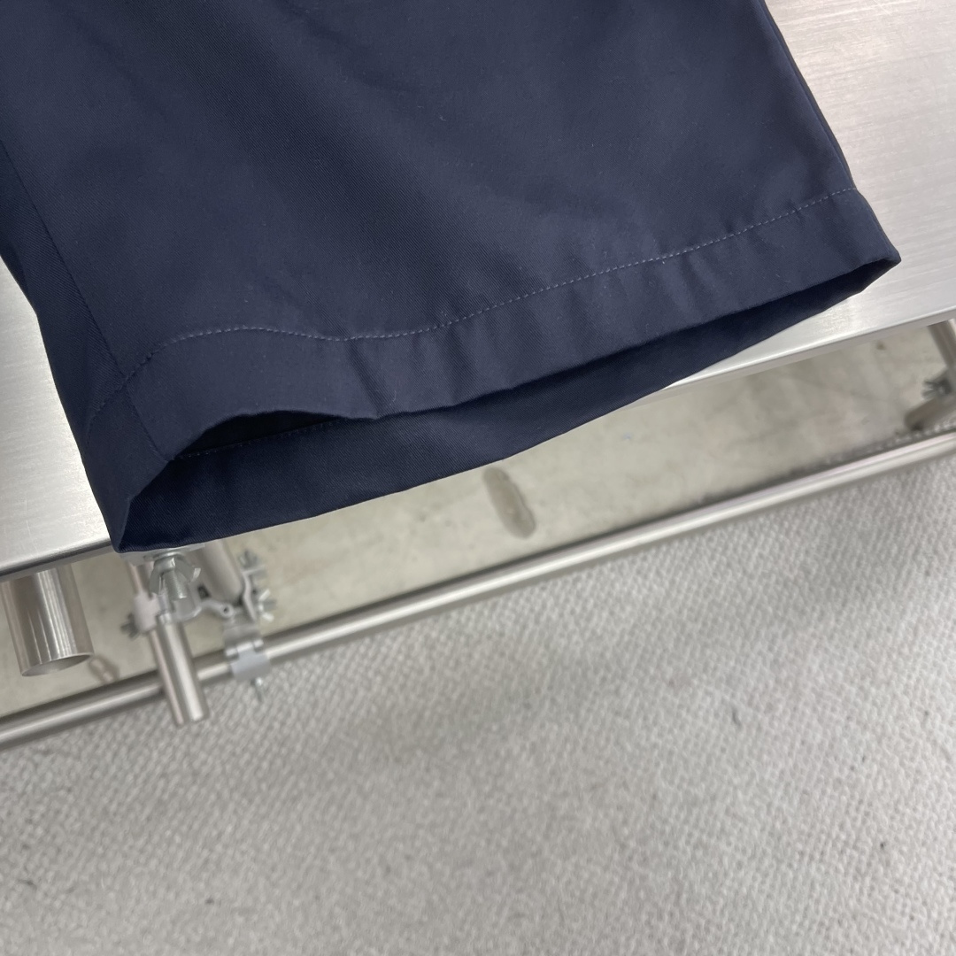 -GUCC 饰织带双层斜纹棉短裤这款单品出自Gucc Lido系列，设计灵感源自意大利海岸的夏日风情和海