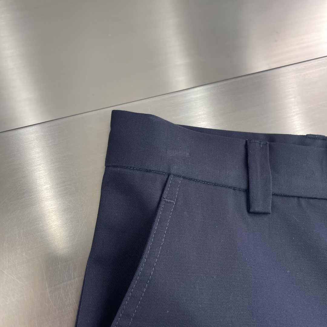 -GUCC 饰织带双层斜纹棉短裤这款单品出自Gucc Lido系列，设计灵感源自意大利海岸的夏日风情和海