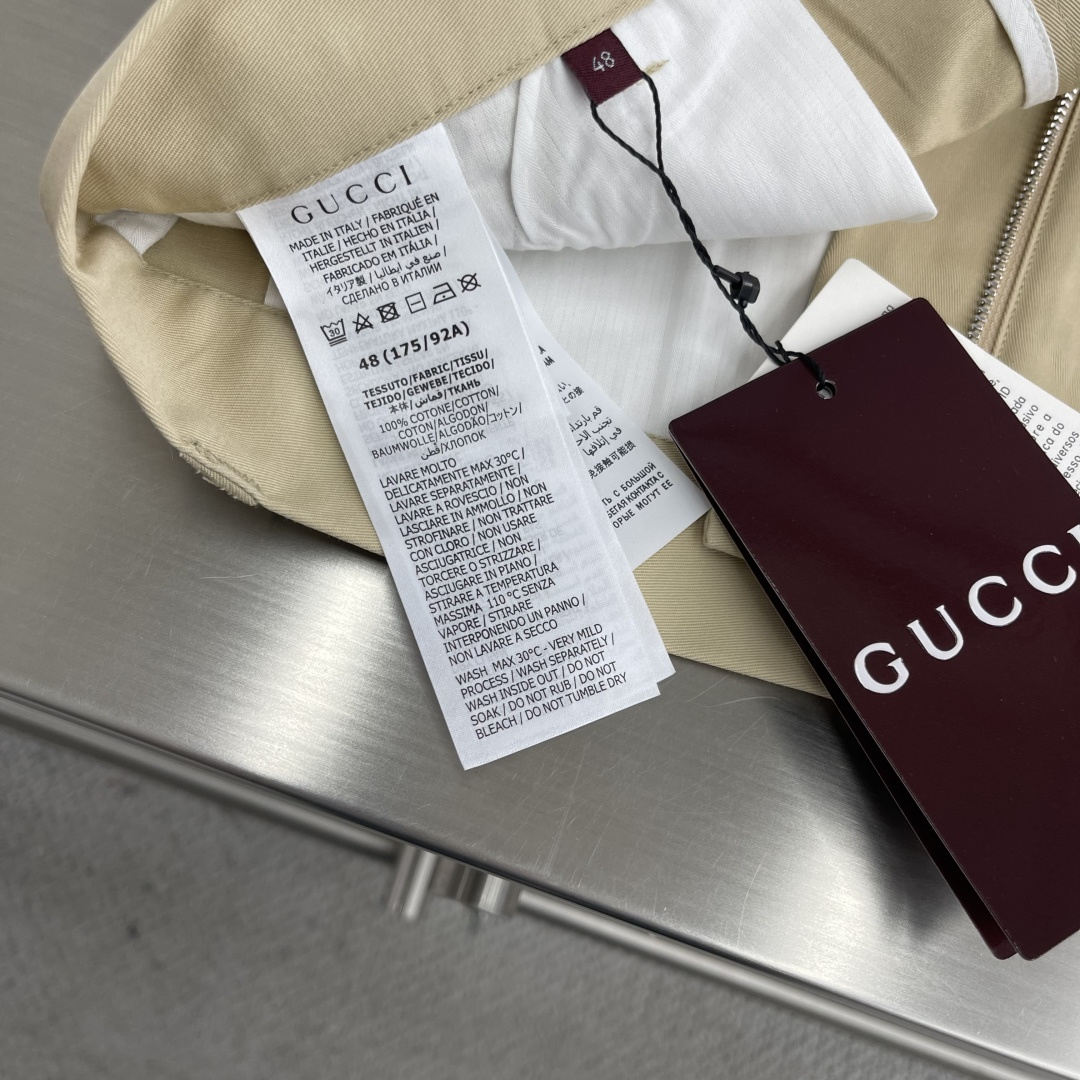 -GUCC 饰织带双层斜纹棉短裤这款单品出自Gucc Lido系列，设计灵感源自意大利海岸的夏日风情和海