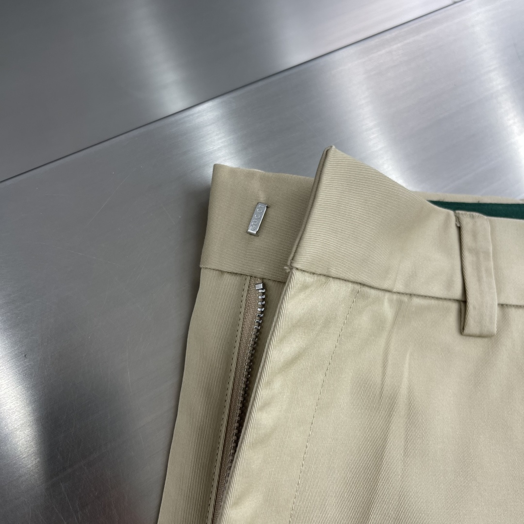 -GUCC 饰织带双层斜纹棉短裤这款单品出自Gucc Lido系列，设计灵感源自意大利海岸的夏日风情和海