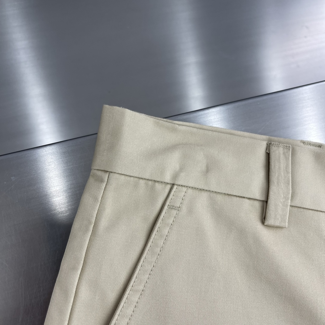 -GUCC 饰织带双层斜纹棉短裤这款单品出自Gucc Lido系列，设计灵感源自意大利海岸的夏日风情和海