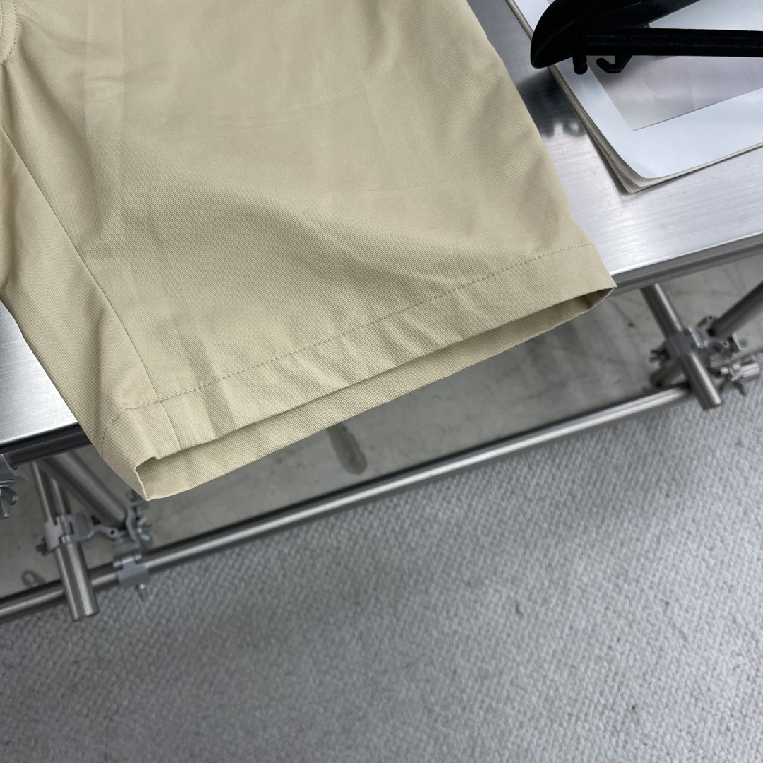 -GUCC 饰织带双层斜纹棉短裤这款单品出自Gucc Lido系列，设计灵感源自意大利海岸的夏日风情和海