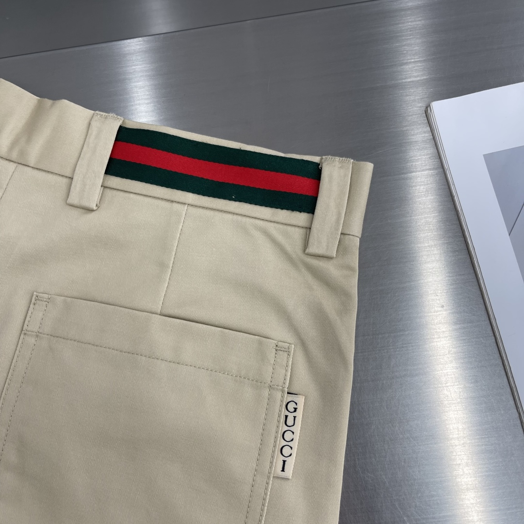 -GUCC 饰织带双层斜纹棉短裤这款单品出自Gucc Lido系列，设计灵感源自意大利海岸的夏日风情和海