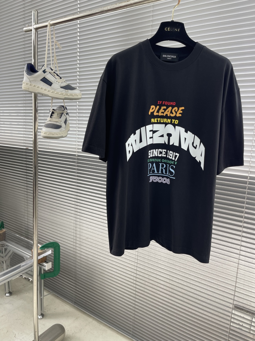 NO:444051,-Balenciag new original single men's casual base short-sleeved T-shirt!  Fashionable and versatile loose style, imported double-strand pure cotton fabric, threaded cuffs, neckline hem, super soft and delicate, skin-friendly and comfortable to wear, high-end boutique, OEM fine-made, very good for men's essential items, three standards complete. Size M-XXL, maximum size can be worn about 200 catties,,balenciaga,T-shirt,tees,t-shirt,alexander wang19860909-Balenciag新款原单男士休闲打底短袖T恤！时尚百搭爆款宽松版型 进口双股纯棉面料 螺纹袖口.领口衣摆 手感超柔软细腻 穿着亲肤舒适 高端精品 代工厂精细做上身非常赞 男士必备单品 三标齐全. 尺码M-XXL 最大码可穿200斤左右,,balenciaga,T-shirt,tees，t-shirt,alexander wang,Men's clothing