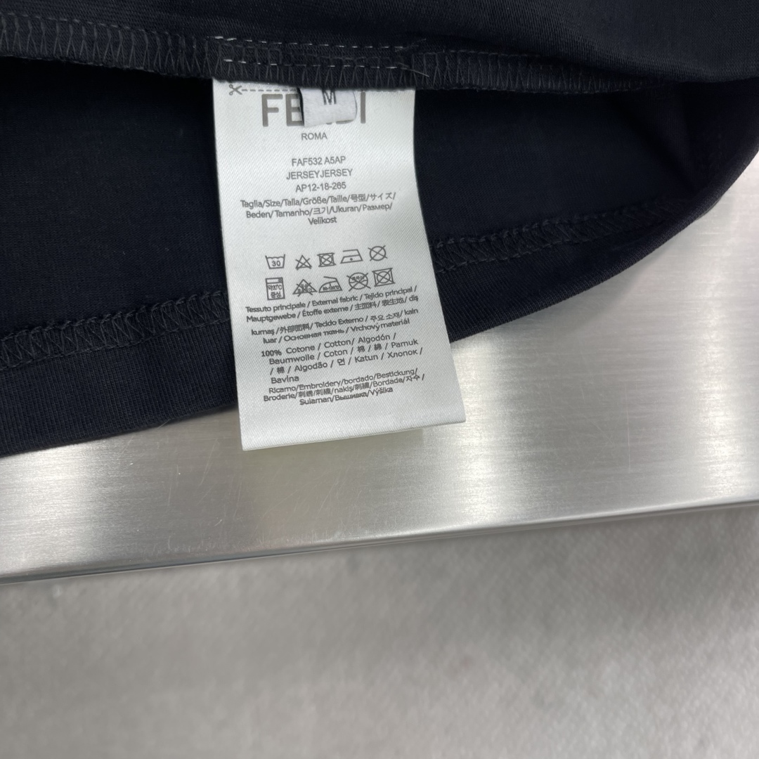 

-FEND  2025新款硅胶小怪物眼睛T恤 小怪兽的眼睛部分采用了硅胶工艺 立体饱满 增加了趣味性