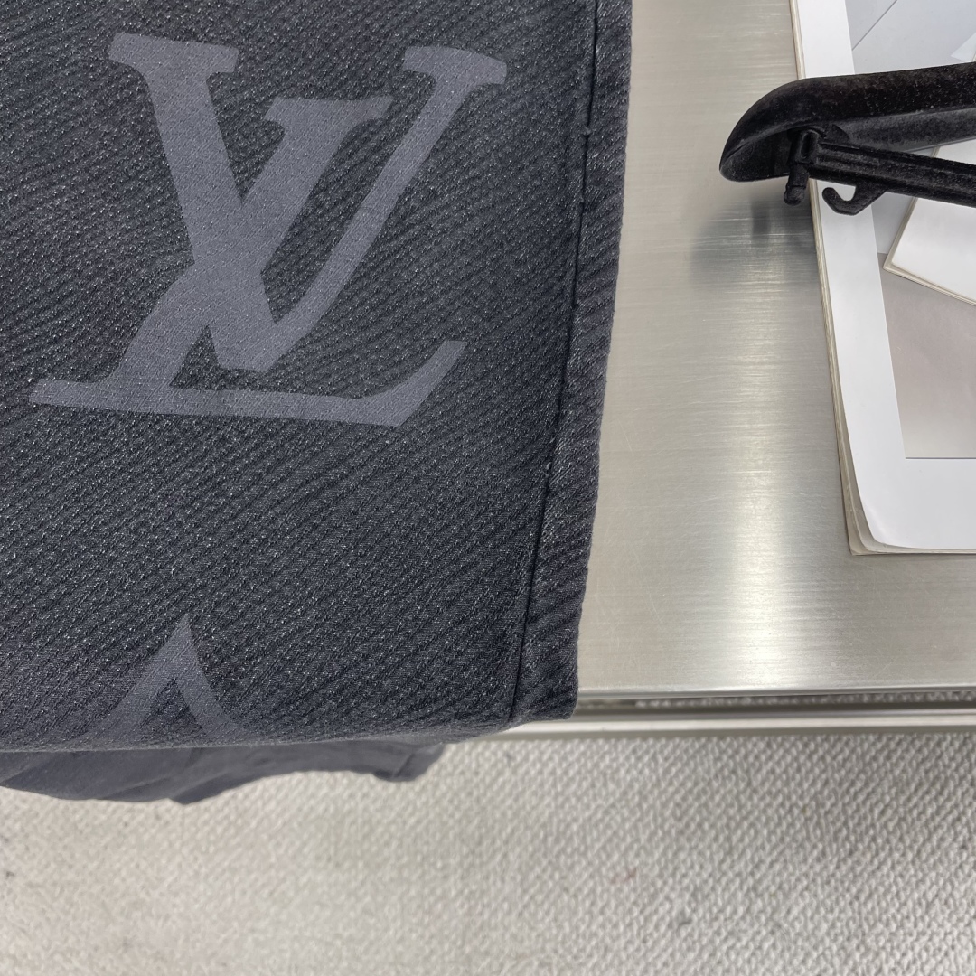

-驴牌   渐变老花直筒牛仔裤
原版的18,700购入开发，定织denim 平织斜纹牛仔布面，面料吸