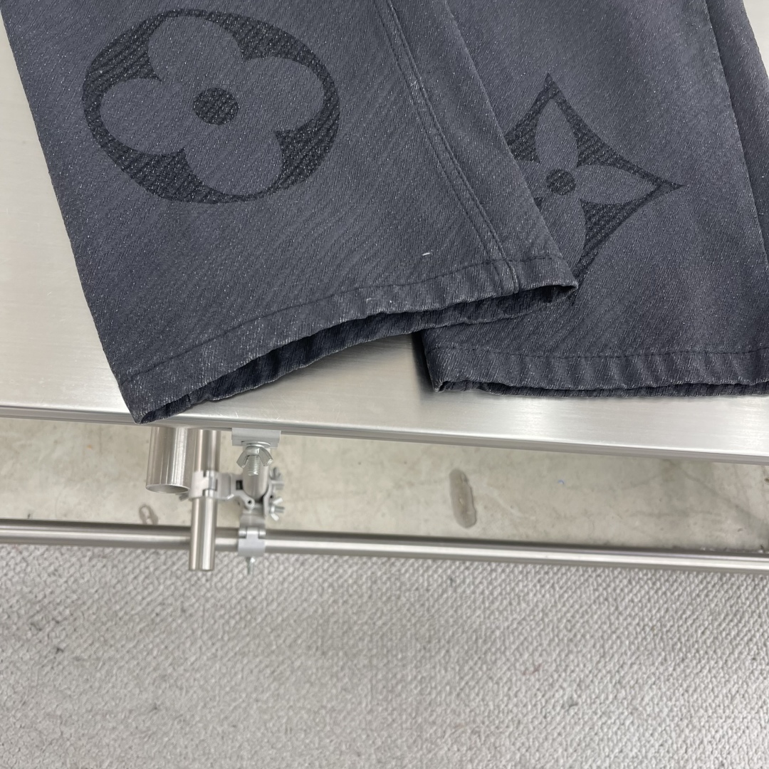 

-驴牌   渐变老花直筒牛仔裤
原版的18,700购入开发，定织denim 平织斜纹牛仔布面，面料吸