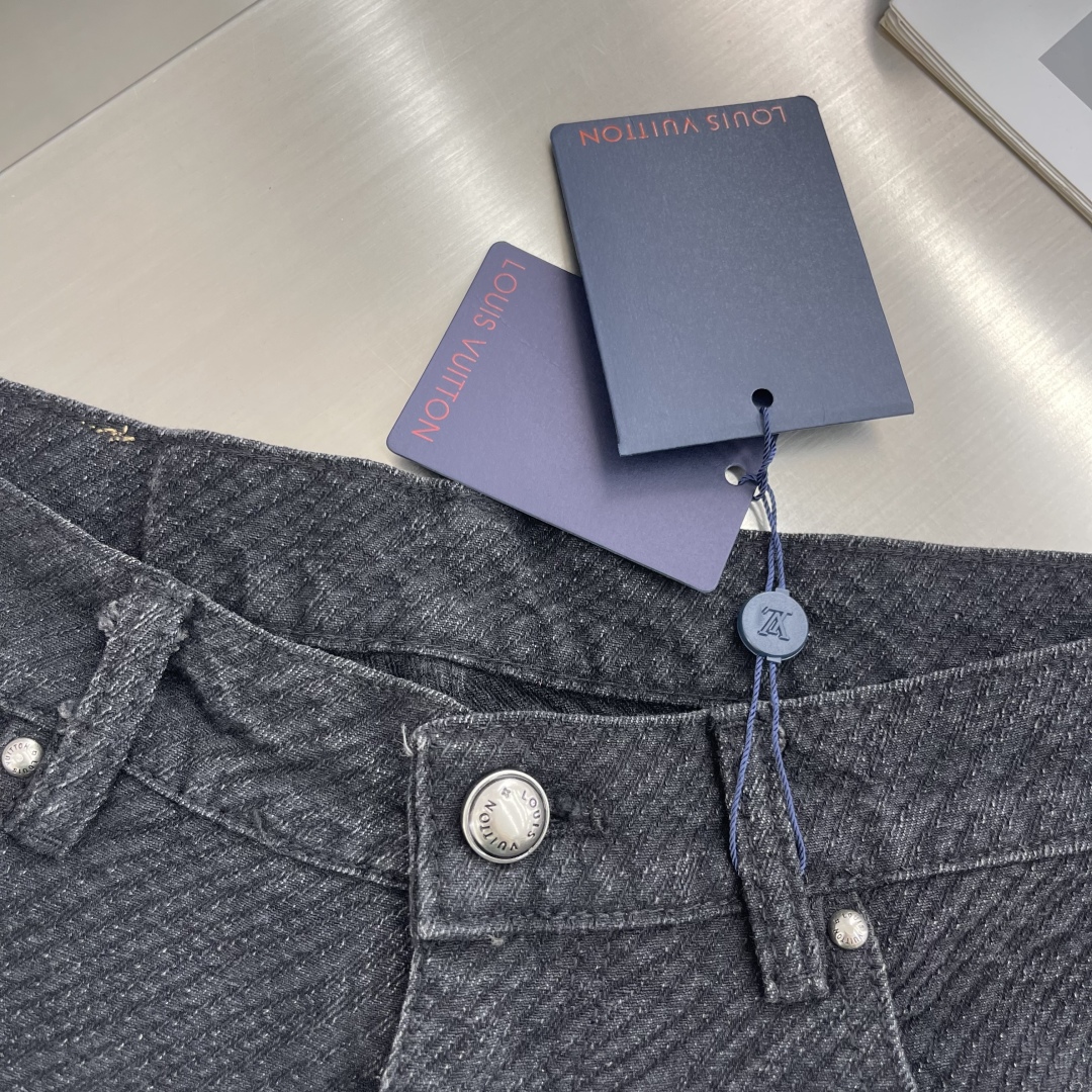 

-驴牌   渐变老花直筒牛仔裤
原版的18,700购入开发，定织denim 平织斜纹牛仔布面，面料吸