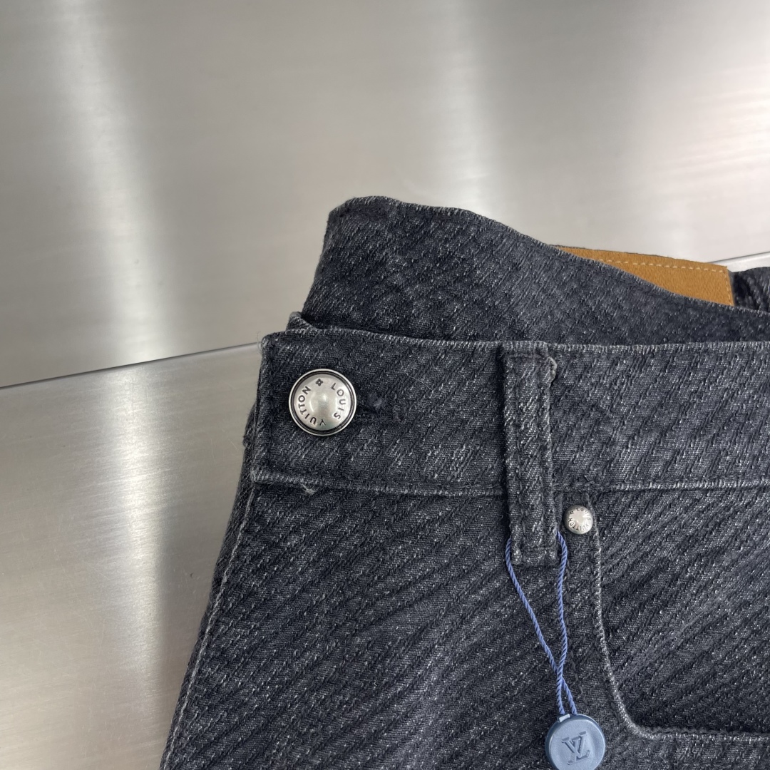 

-驴牌   渐变老花直筒牛仔裤
原版的18,700购入开发，定织denim 平织斜纹牛仔布面，面料吸
