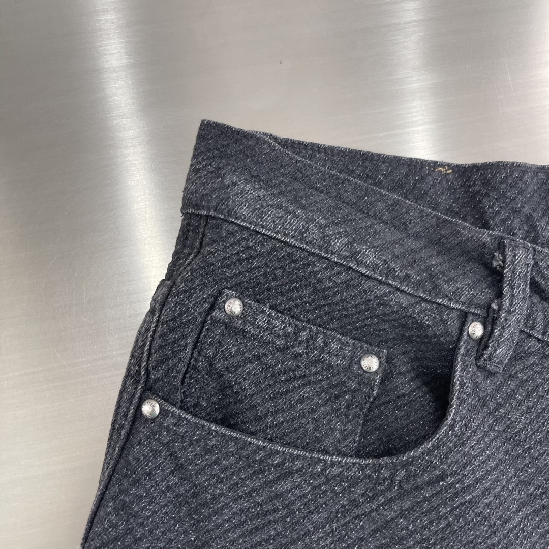 

-驴牌   渐变老花直筒牛仔裤
原版的18,700购入开发，定织denim 平织斜纹牛仔布面，面料吸