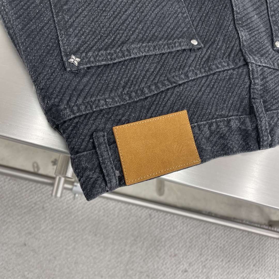 

-驴牌   渐变老花直筒牛仔裤
原版的18,700购入开发，定织denim 平织斜纹牛仔布面，面料吸