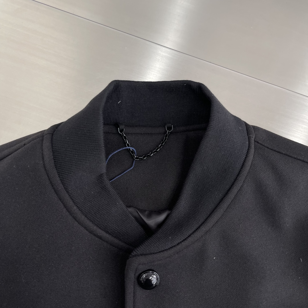 -驴牌 25ss四叶草彩钻烫钻棒球夹克原版42,000购入开发，定制羊毛混纺新疆长绒棉面料。领口螺纹采用