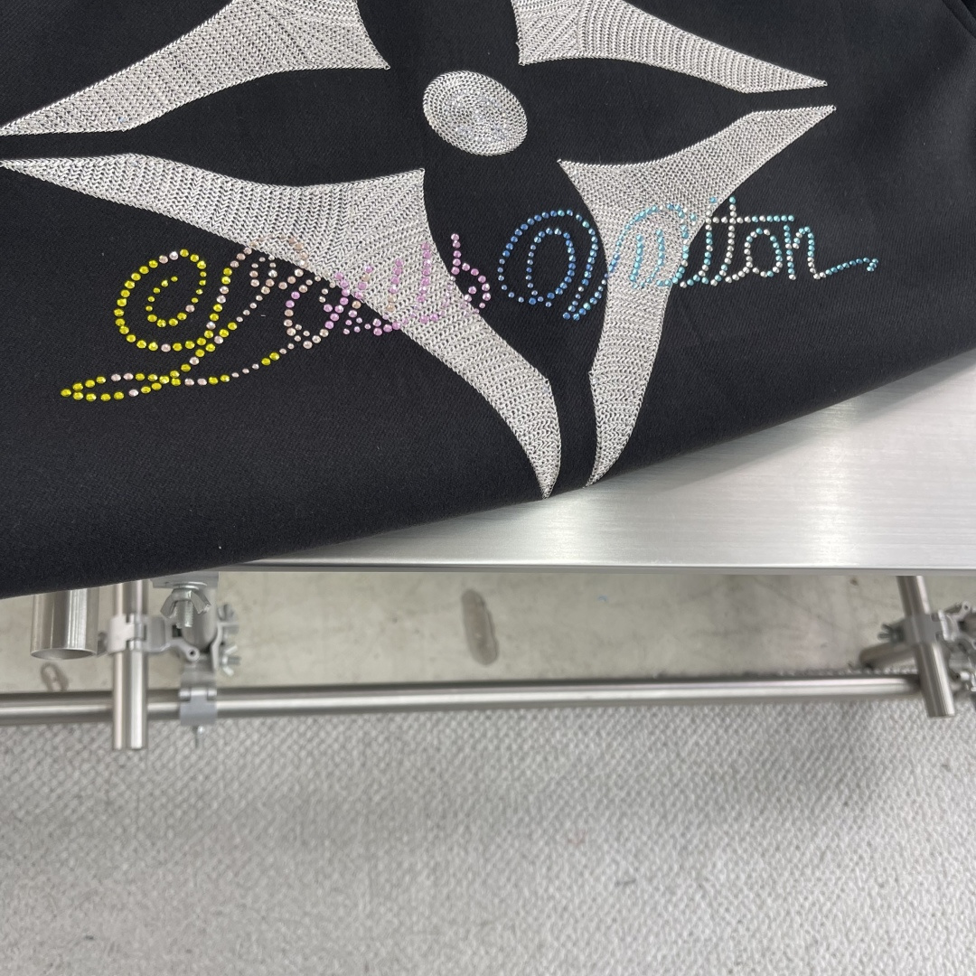 -驴牌 25ss四叶草彩钻烫钻棒球夹克原版42,000购入开发，定制羊毛混纺新疆长绒棉面料。领口螺纹采用