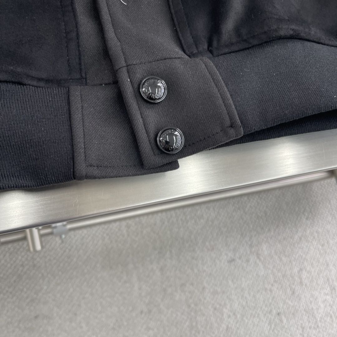 -驴牌 25ss四叶草彩钻烫钻棒球夹克原版42,000购入开发，定制羊毛混纺新疆长绒棉面料。领口螺纹采用