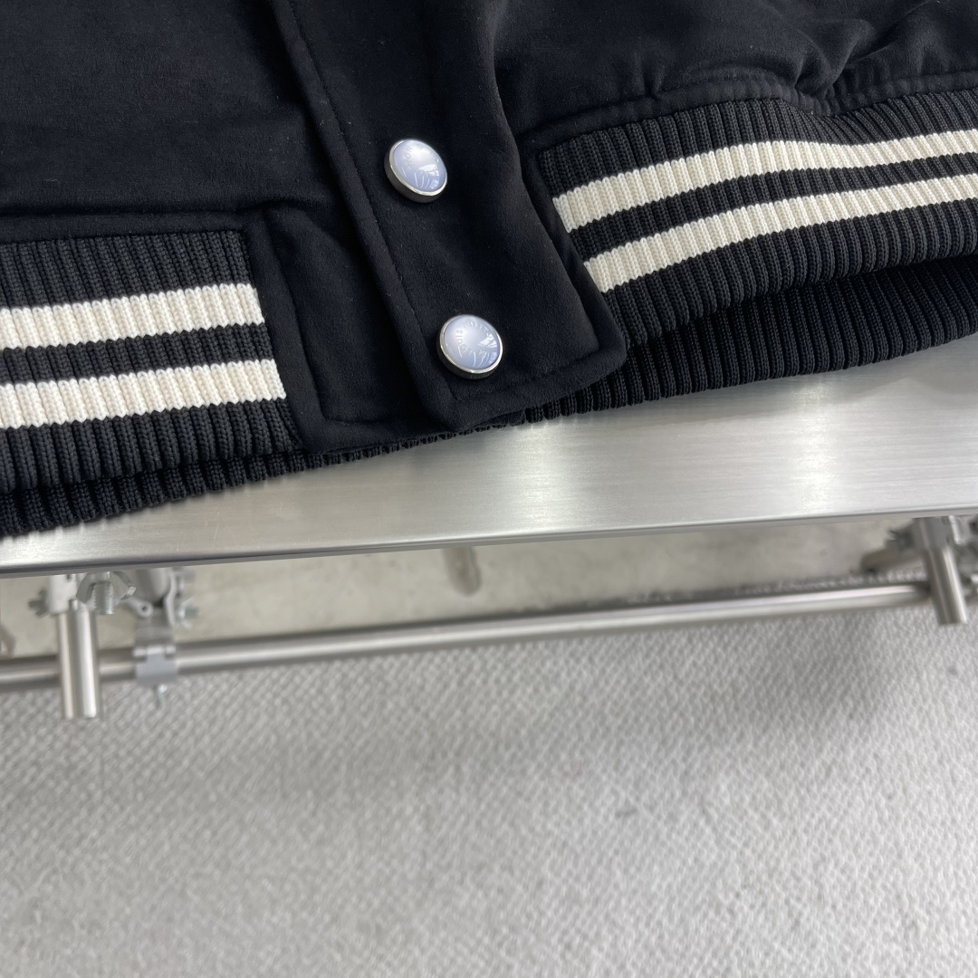 -驴牌 25FW水晶章仔麂皮棒球夹克原版45,100购入开发，选用进口绒面质感麂皮打造，整件衣服1.8k