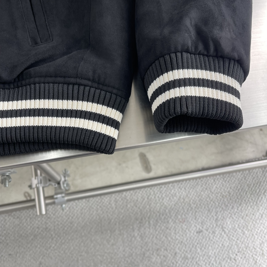 -驴牌 25FW水晶章仔麂皮棒球夹克原版45,100购入开发，选用进口绒面质感麂皮打造，整件衣服1.8k