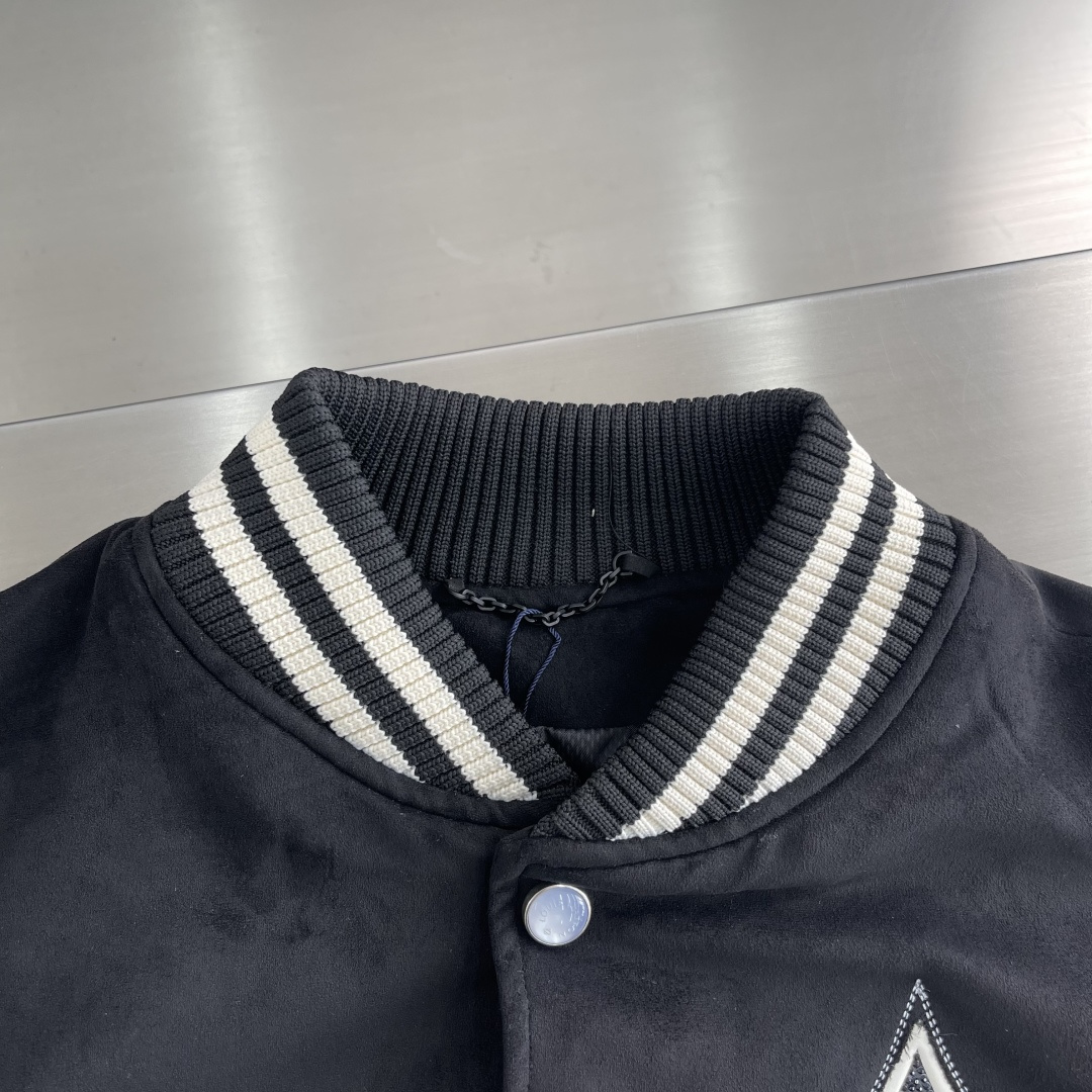 -驴牌 25FW水晶章仔麂皮棒球夹克原版45,100购入开发，选用进口绒面质感麂皮打造，整件衣服1.8k