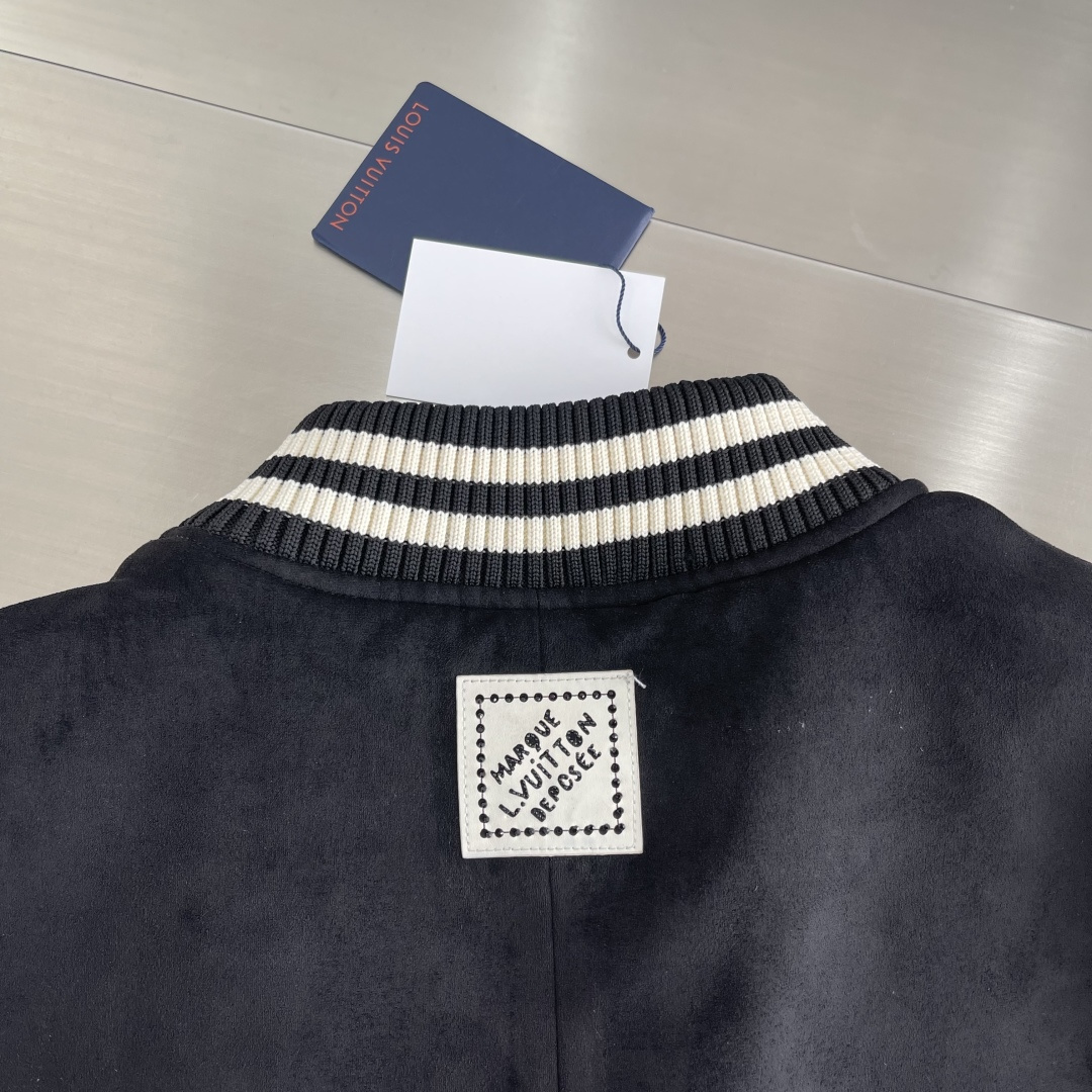 -驴牌 25FW水晶章仔麂皮棒球夹克原版45,100购入开发，选用进口绒面质感麂皮打造，整件衣服1.8k