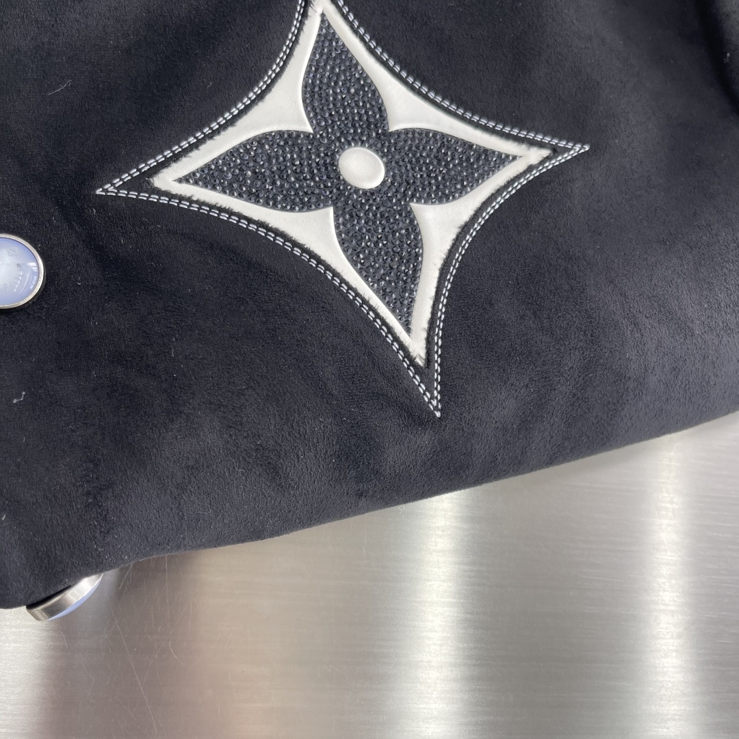 -驴牌 25FW水晶章仔麂皮棒球夹克原版45,100购入开发，选用进口绒面质感麂皮打造，整件衣服1.8k